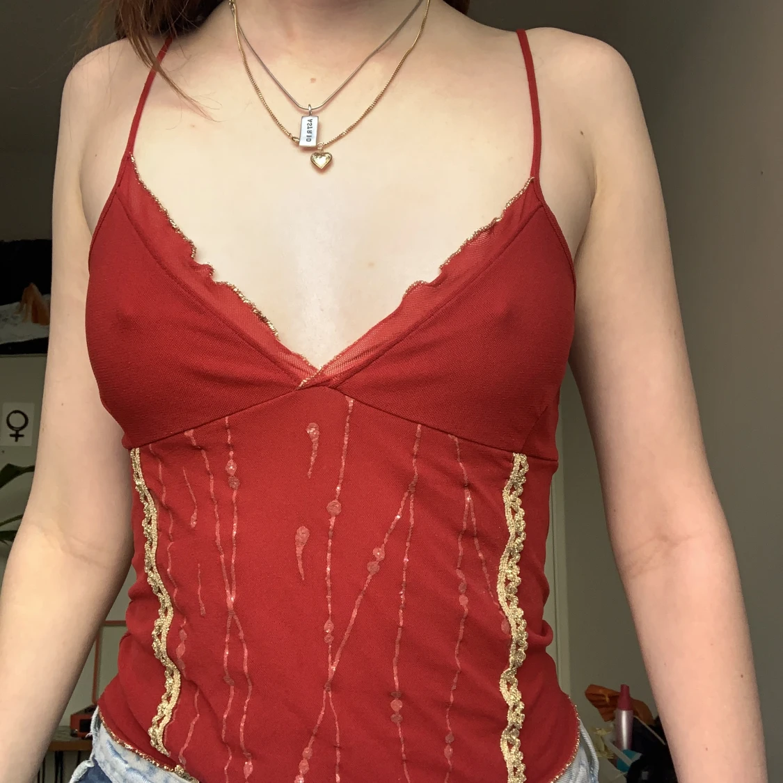 Rött linne med guld detalier 