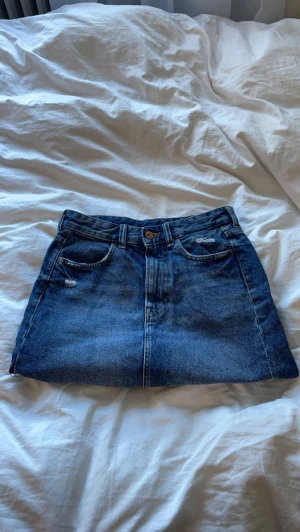 Jeanskjol - Jättefin jeanskjol. På första bilden har jag visat ett förslag på att man kan klippa kjolen så den blir kortare. Den är lite sönder i sömnen nertill men det syns inte ifall man klipper. Annars är det bara att sy ihop vilket är lätt❤️