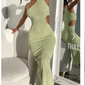 Klänning - Grön klänning från thats so fetch. Använd 1 gång, bra skick. 