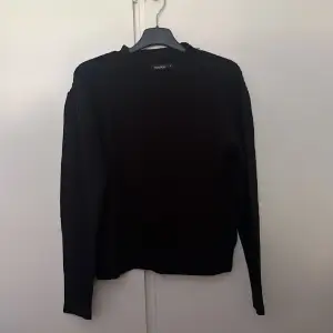 En svart stickad tröja från boohoo i strl s