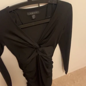 Klänning - Jätte fin tajt klänning. Har exakt likadan men från två olika affärer. Den sitter perfekt till kroppen och kan användas när som! Skriv för mer frågor