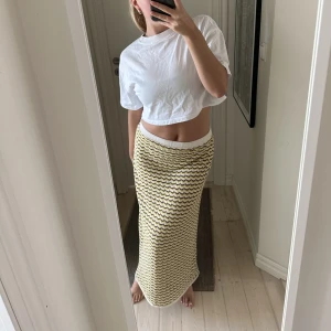 Maxikjol - Säljer denna drömmiga kjol ifrån zara. I ett mönstrat, glittrigt tyg. Storlek M.