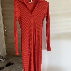 Stickad klänning  - Använd en gång. Som ny! 