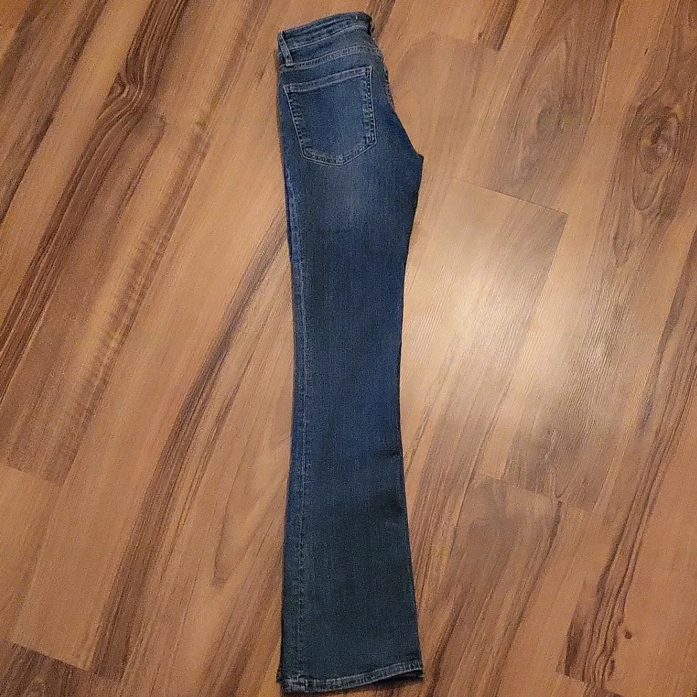 Zara Low rise slim bootcut i bleach blue. Helt oanvända med alla lappar. Jättefina men säljer då de är för små på mig.. Jeans & Byxor.