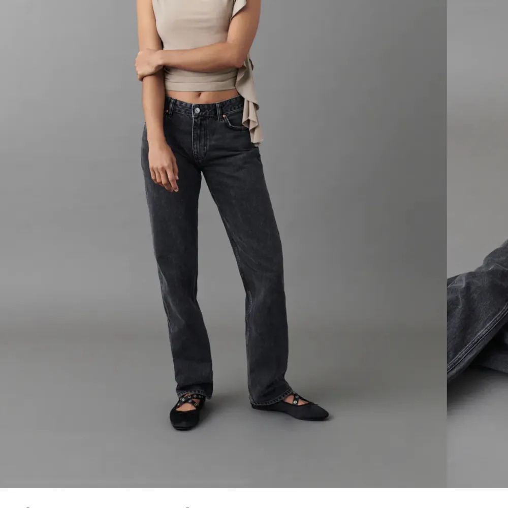 Low straight jeans från Gina tricot, sparsamt använda o ser helt nya ut. Midjemått är 72, och inerben är 80 o jag är 165 o dom sitter bra på längden❤️. Jeans & Byxor.