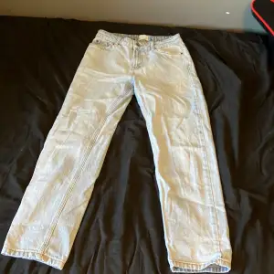 Ljusblå grunt jeans köpta från kidsbrandstore för 600kr.                    storlek 27