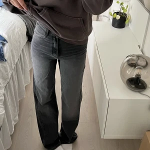 Snygga svarta jeans! - Skitsnygga svarta jeans (lånade bilder) som har snygg passform och är långa i benen 🤩 i nyskick 