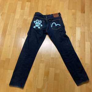 Snygga evisu jeans i storlek 30x34 som är authentic av 2kdepartment. De passar även bra i storlek 30x32