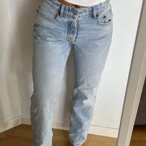Ljusblå raka jeans från Zara, medelhög midja och i fint skick!