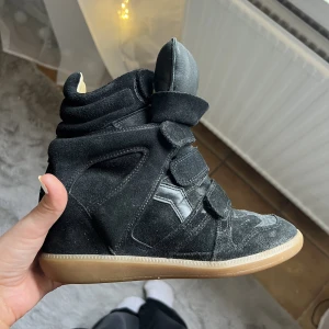 Isabell Marant skor - Säljer mina älskade Isabel Marant skor då dem inte kommer till användning🤍Dem köptes från Vestiaire collective och är väldigt sparsamt använda🤍Tyvärr har jag inget äkthestintyg men kan leta fram mailet från när dem köptes🤍Jag köpte dem för 3700kr🤍