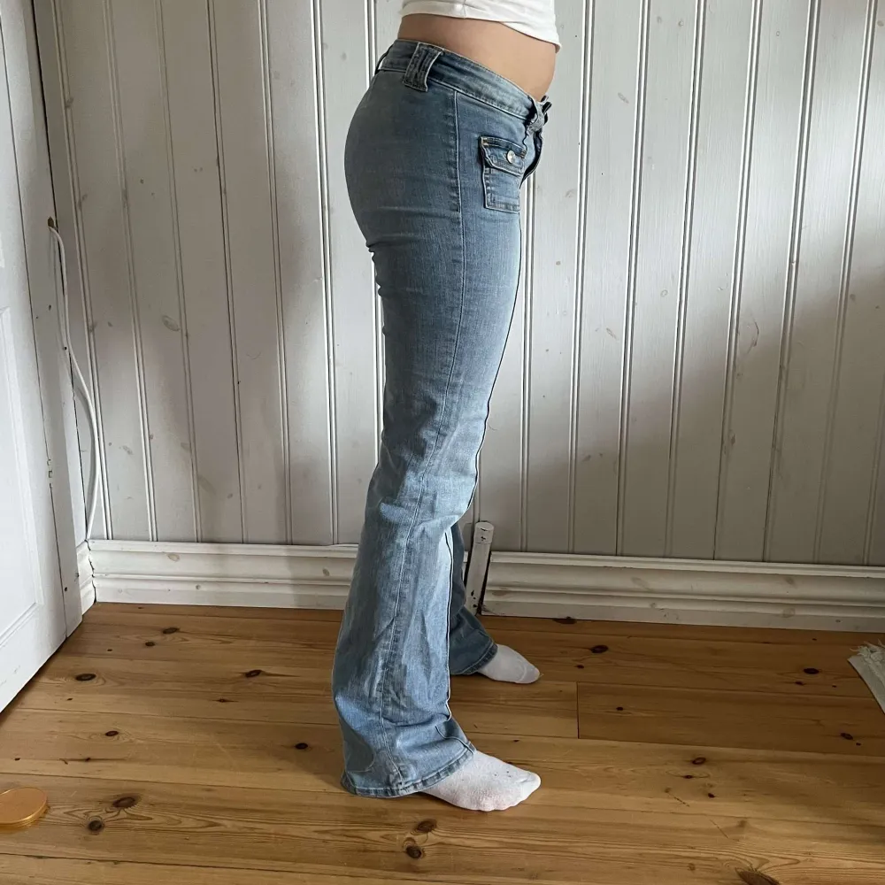 De populära Lågmidjade cargo jeansen från H&M ⭐️ slutsålda. Jeans & Byxor.