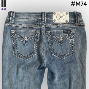 M74 lågmidjade bootcut missme jeans  - MissMe jeans i model Boot 💜 Tag 28W 💜Midja (rakt över) 35cm 💜 Innerben 82cm 💜 Ytterben 105cm 💜 Benöppning 21cm 💜  💜Våra mått blir W=27 och L=32 💜 Men jämför alltid måtten med dina bästa jeans💜M74