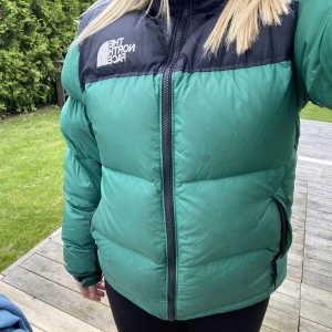 North Face jacka - Säljer min gröna north face jacka modell 700. Nypris ca 4000kr.  Den är lite fläckig men det är inget jag lägger märke till på håll. Supervarm och jättepraktisk med 3 fickor, alla har dragkedja, gömd luva finns även. Tar emot rimliga prisförslag🤍