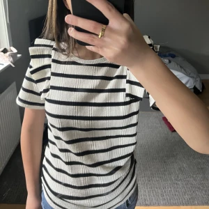 Zara t-shirt - Jättefin zara t-shirt med volang ärmar som är i nyskick aldrig använd endast testad💕💕