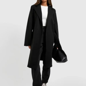 Helt ny kappa  - Säljer min kappa från Boohoo som har legat i garderoben nu väldigt länge, aldrig använts eftersom den var för stor. 