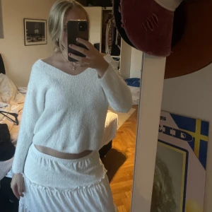Vit stickad  - Väldigt mjuk o skön, tröttnat på den lite 