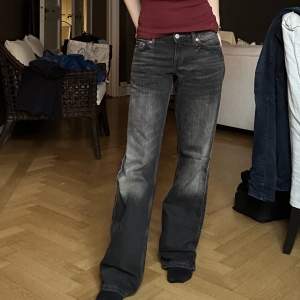 Baggy jeans från Weekday, modellen arrow i 25/32. Superfina så säljer endast vid bra pris, använd fåtal gånger så bra skick, ord pris 590kr jag säljer för 400kr