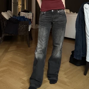 Lågmidjade jeans weekday  - Baggy jeans från Weekday, modellen arrow i 25/32. Superfina så säljer endast vid bra pris, använd fåtal gånger så bra skick, ord pris 590kr jag säljer för 400kr