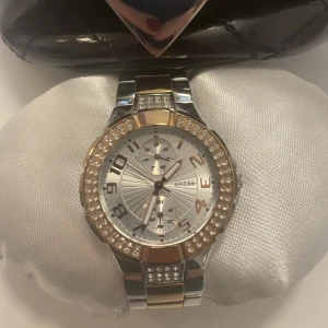 Klocka från guess - En jättefin klocka från guess för 1000kr. Pris kan diskuteras vid snabb affär 