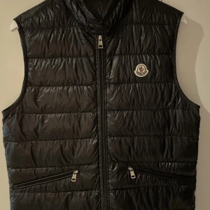 Moncler Gui - Size 3 (M) Cond 8 Dustbag finns Bin 3000kr