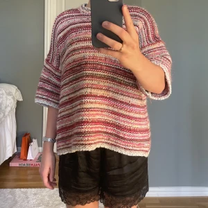 Ganni stickad - Så fint unikt plagg från ganni! Köptes på plick, jag har aldrig använt plagget💘Sitter perfekt oversized på mig som är 170!