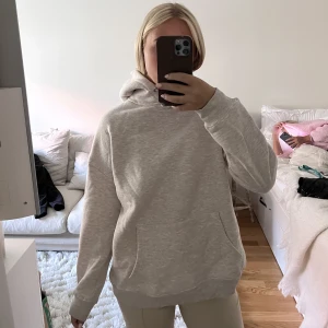 Tröja från Nelly - Beige hoodie från Nelly storlek S! Som ny