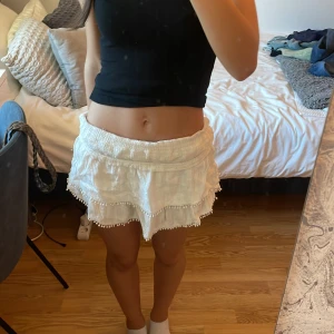 Vit kjol - säljer denna vita kjol i super skick!!💞🔥🔥🤝