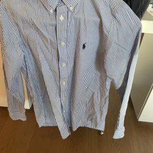 Ralph lauren - Säljer min Ralph lauren skjorta som är i ett bra skick och inga skador.
