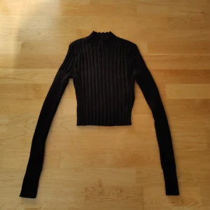 Svart långärmad topp  - Köpt från New Yorker i nyskick, använd fåtal gånger, inga defekter Djurfritt rökfritt hem Hämtas i Åkarp eller skickas via post  Köparen betalar fraktkostnad samt varan i förväg