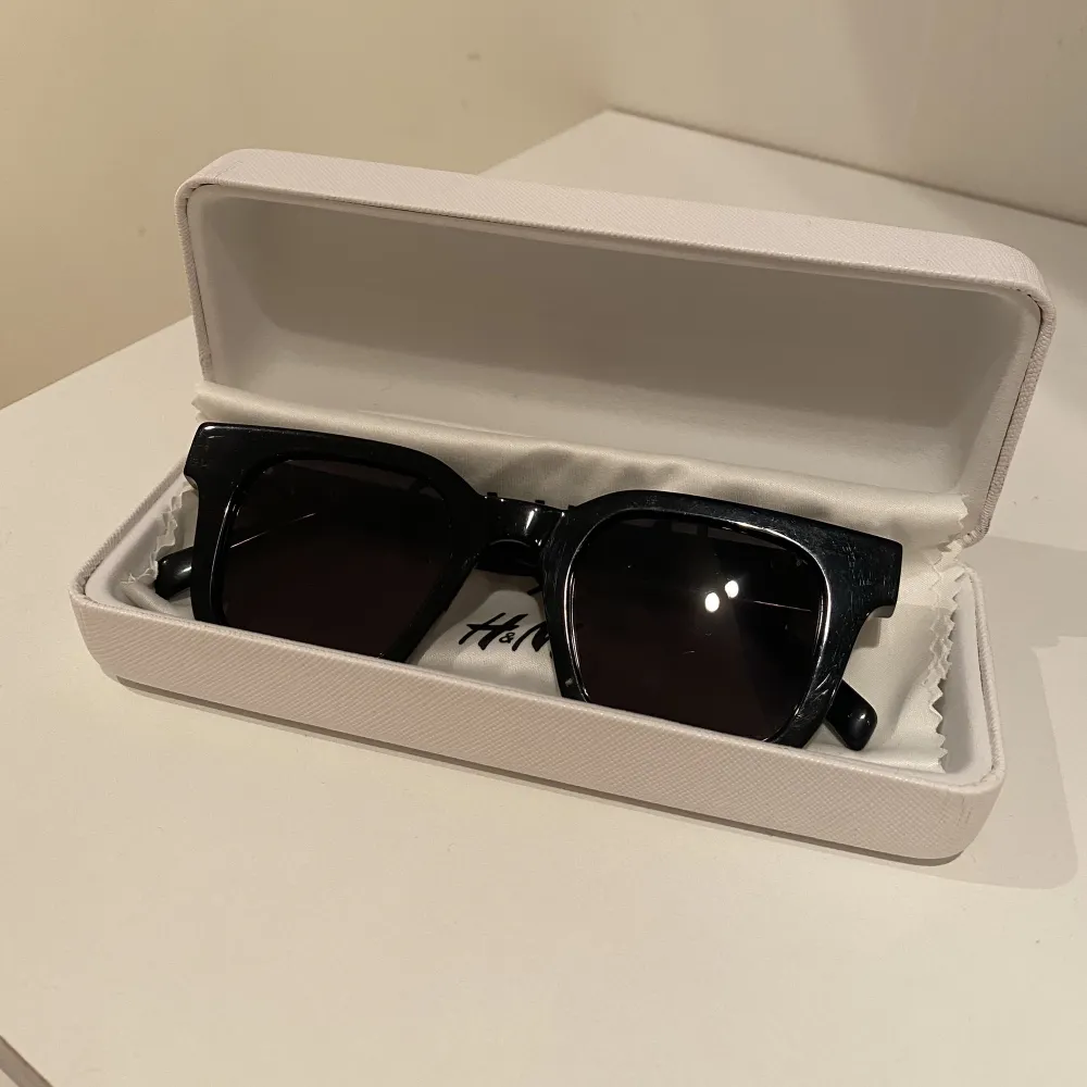 Chimi x HM solglasögon, köpta för 1249 kr. Pris kan diskuteras . Accessoarer.