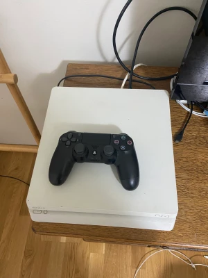 Playstation 4 - Säljer mitt ps4 med en kontroll allt är orginalt i ps4 du får med alla sladdar och den är i bra skick fungerar helt normalt men du kan bara köpa spel ifrån Playstation Store alltså ingen skiva. MÖTS BARA UPP 1500 Snabbköp