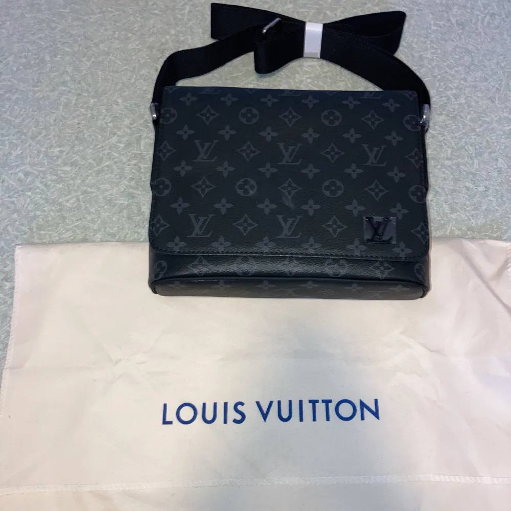 Svart axelremsväska från Louis Vuitton!💼 Otroligt stilren väska som får plats med riktigt mycket prylar i. Passar till nästintill alla outfits! För mer info plus och fler bilder är det bara att hojta!. Väskor.