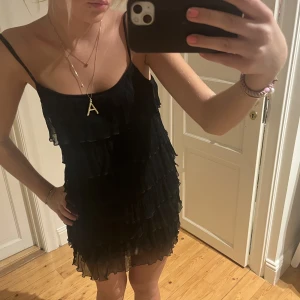 Volangklänning - Så fin svart klänning med små volanger (syns inte så tydlig på bilden). Står strl 40 på lappen men passar mig som brukar ha S😍vet tyvärr ej märke!!