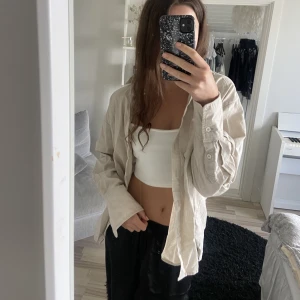 Skjorta  - Linneskjorta ifrån nakd. Storlek 34. Normal passform. Använd endast en gång.