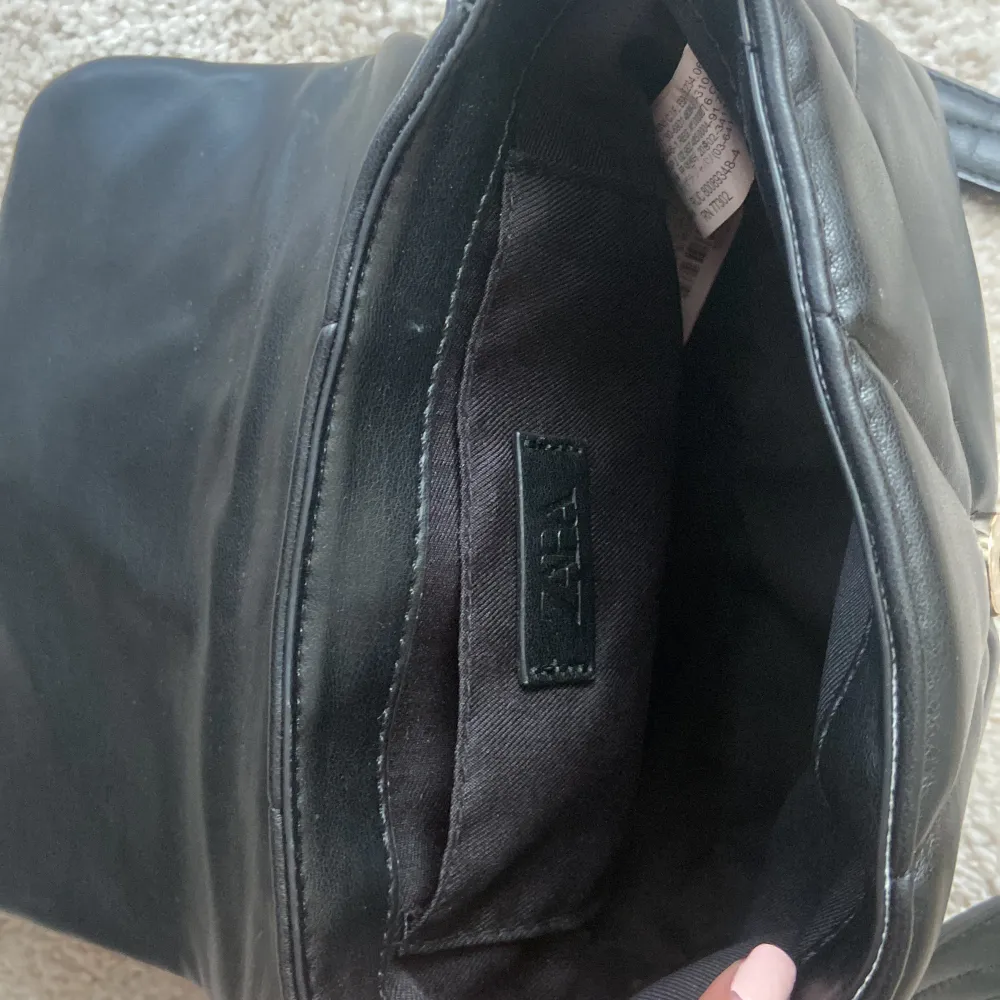 Säljer denna väska från Zara som inte säljs längre eftersom jag inte använder den. Använt max 2 gånger så den ör som ny🥰. Väskor.