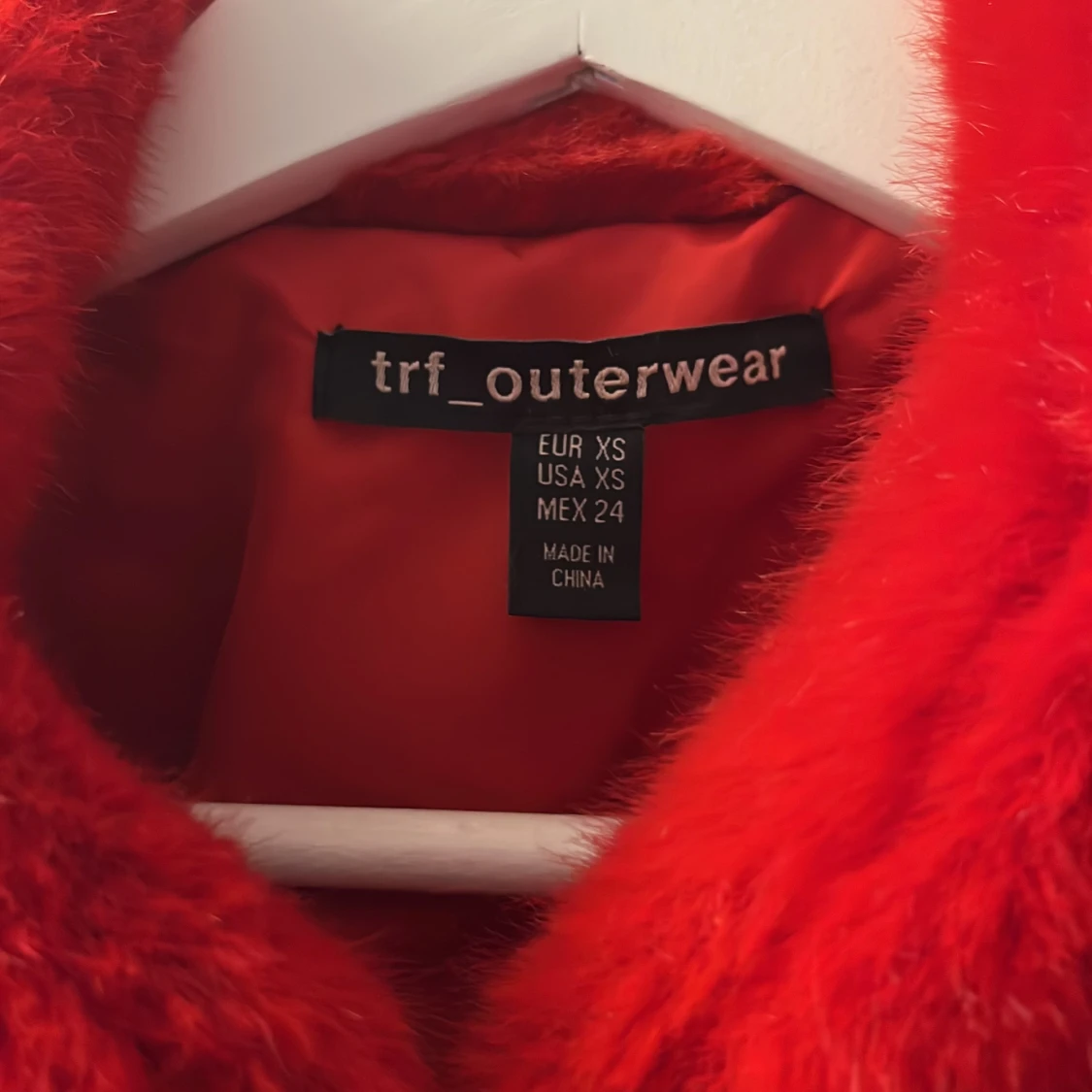 Röd pälsjacka från zara  - 90
