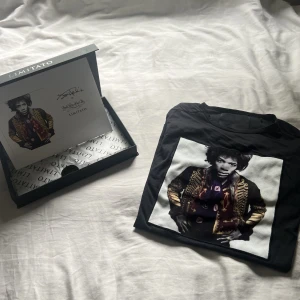 Limitato tshirt - Säljer nu denna Limitato t-shirt. Den är i bra skick och låda ingår. Den är i storleken XS