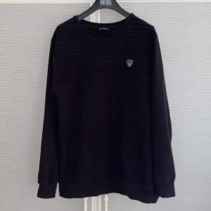Emporio Armani EA7 sweatshirt svart. Storlek M. Ganska ny tröja endast använd få gånger. Nyskick.