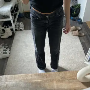 Säljer dessa jeans från Zara. Köpta för 360kr. Skriv för fler bilder💕