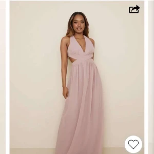 Balklänning  - Så fin balklänning som jag använde på min bal i nian, den är uppsydd till mig som är ca 160 cm men jag hade ändå klackar på mig! Skriv privat för intresse💕skulle säga att färgen är ljusrosa/gammalrosa, jag köpte den för 799kr på nellys hemsida 