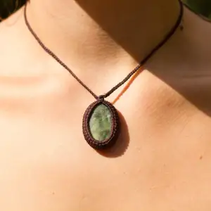 Handgjort makramé halsband med grön sten