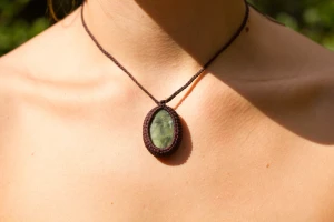 Halsband med grön sten - Handgjort makramé halsband med grön sten