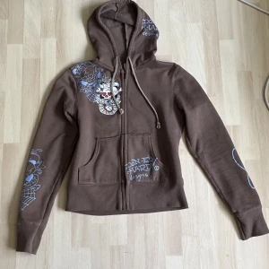 ed hardy hoodie - jättesnygg edhardy hoodie!! ascool men säljer pga behöver pengar. köpt här på plick och har haft på mig den endast en gång. inga fläckar eller defekter! pris är diskuterbart🙏tvättas innan den skickas. (bilderna är från förra säljaren)