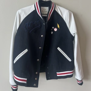 Zadig collegejacka - Säljer denna as balla collegejacka från Zadig!! Endast använd ett fåtal gånger💕💕nypris ca 5000! Använd gärna köp nu