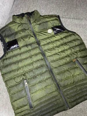 Moncler väst - Inte mycke använd. Inga hål eller skador som ny 