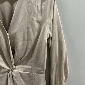 Klänning  - Champagnefärgad klänning från bubbleroom, använd en gång.  Strl 36.