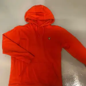 Snygg Orange/Röd lyle&scott hoodie, skick 9/10🤩