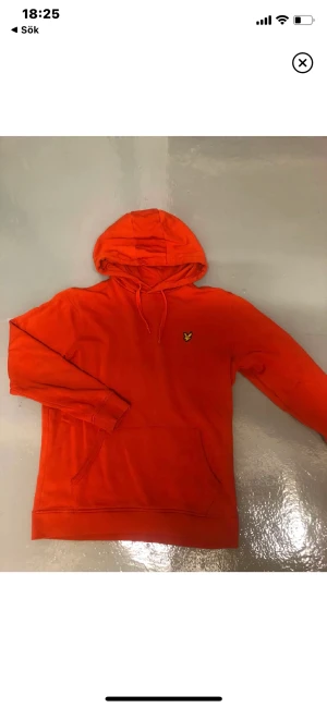 Lyle & scott hoodie - Snygg Orange/Röd lyle&scott hoodie, skick 9/10🤩