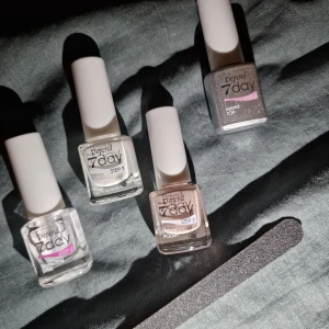 Nagelkit  - Allt du behöver för art göra naglar, oanvänt och nytt. Ingår base coat, top coat och 2 färger samt nagelfil🦋 Behövs ingen uv lampa!