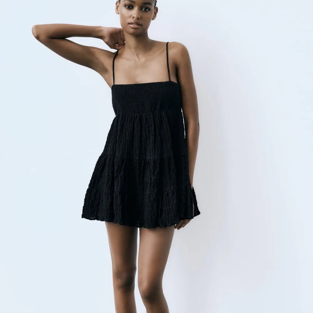 Säljer denna trendiga svarta klänningen från Zara. Tycker den är så snygg men är lite kort så kommer till användning. Den är helt oanvänd och prislappen är kvar. Jag är 166cm och om ni har frågor är de bara och skriva.💕. Klänningar.